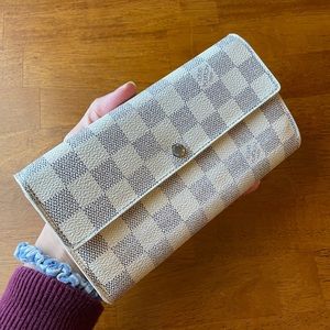 Authentic Luis Vuitton Sarah Wallet